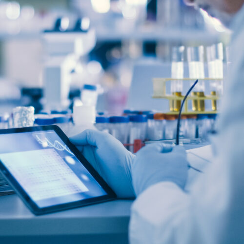 Om de stiinta analizeaza date cu privire la impactul zincului in slabire într-un laborator modern de înaltă tehnologie