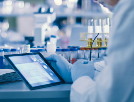 Om de stiinta analizeaza date cu privire la impactul zincului in slabire într-un laborator modern de înaltă tehnologie