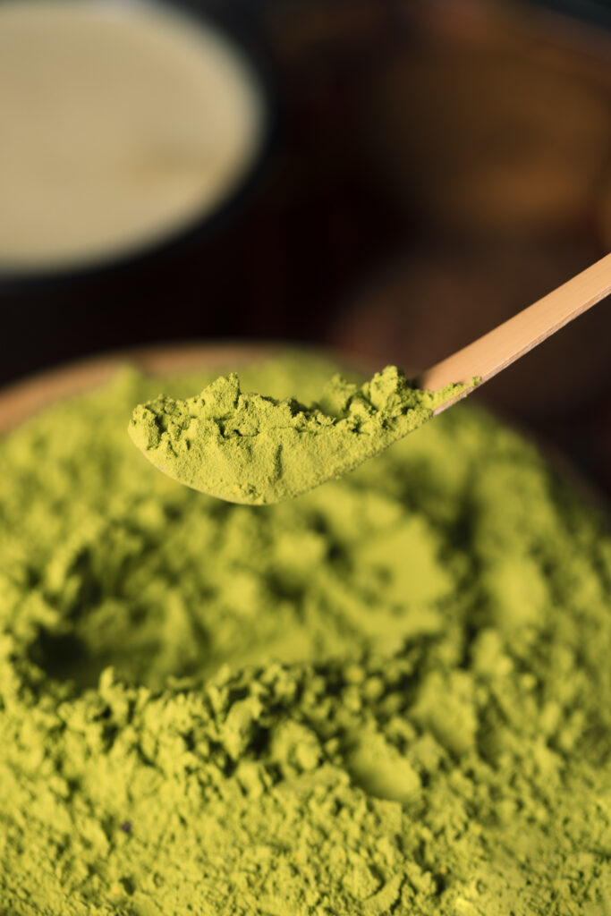 Imagine de aproape cu pulbere fine de extract de ceai verde, condiment pentru slabit