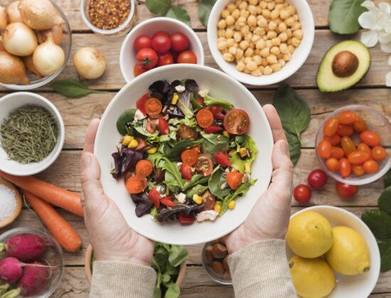 Imagine de aproape cu un bol de salata ce contine alimente care scap glicemia rapid, cum ar fi numeroase legume si fructe