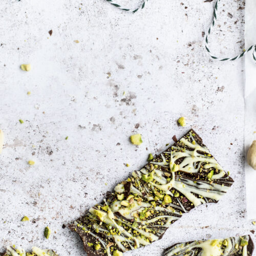 ciocolata dubai calorii pe fundal alb