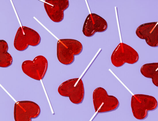 Acadele în formă de inimă pe un fundal mov