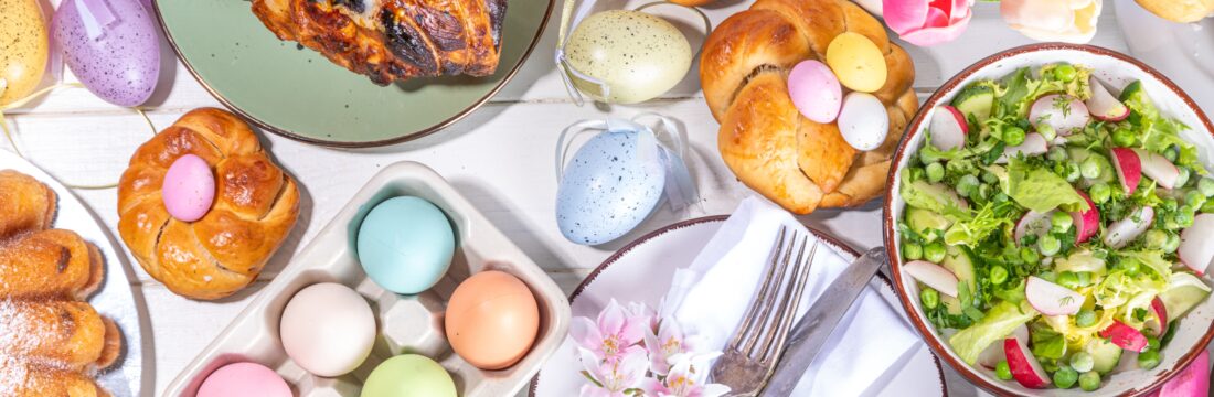 masa de paste cu oua colorate, pasca si alte alimente