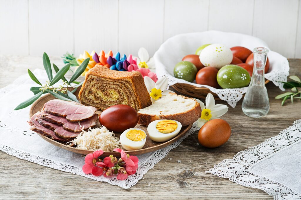preparate traditionale de paste pe masa, oua vopsite, cozonac, sunca