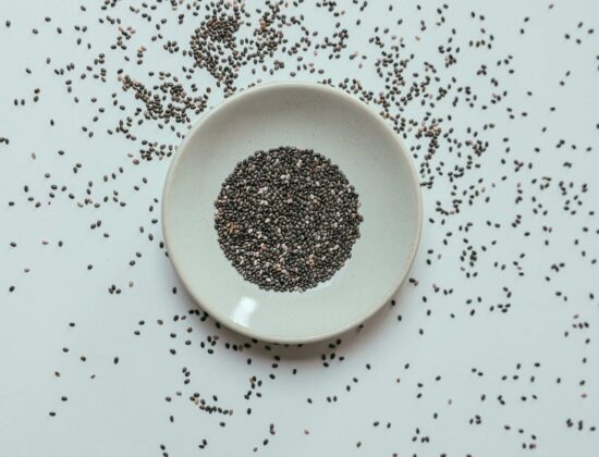 Imagine de sus cu un bol de semințe de chia pe un fundal alb