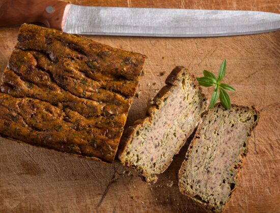 Imagine de aproape cu un drob tăiat în felii pe un tocător de lemn