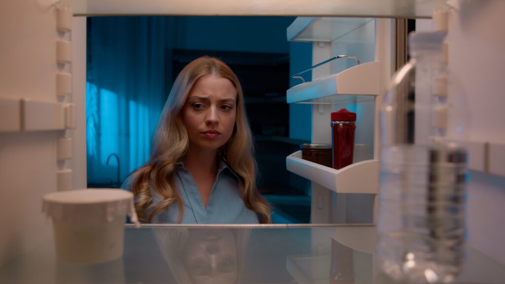 femeie tanara suparata, ii e foame, firgiderul gol