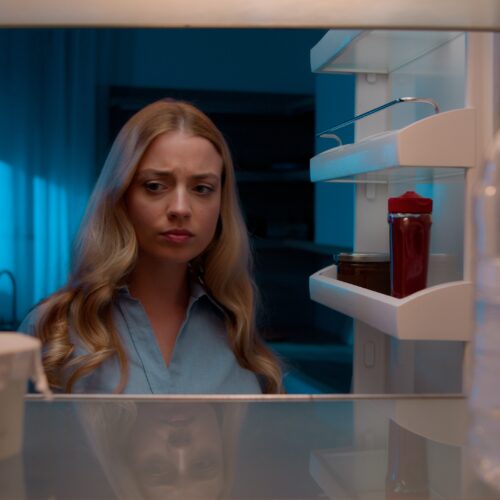 femeie tanara suparata, ii e foame, firgiderul gol