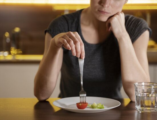 Imagine de aproape cu o femeie care refuza să mănânce