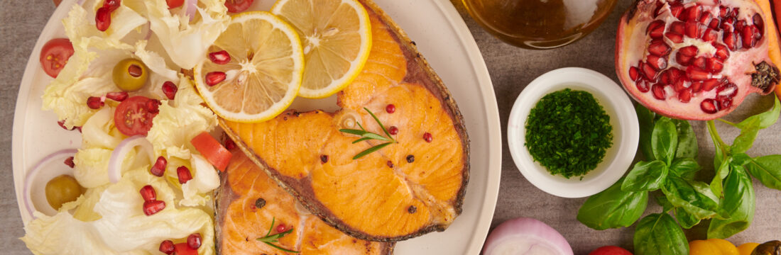 Imagine cu vedere de sus cu un preparat cu somon, potrivit pentru Dieta Mediteraneană