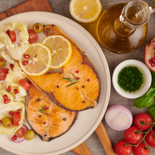 Imagine cu vedere de sus cu un preparat cu somon, potrivit pentru Dieta Mediteraneană