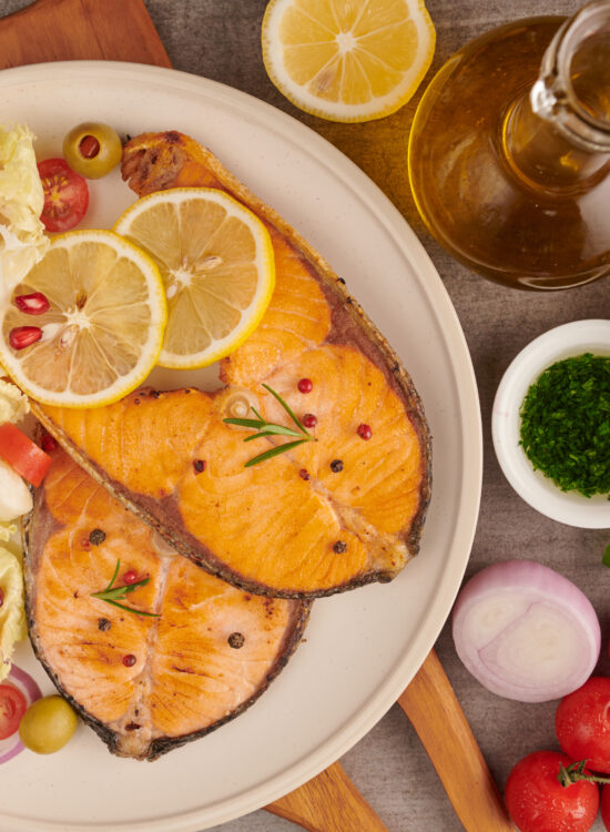 Imagine cu vedere de sus cu un preparat cu somon, potrivit pentru Dieta Mediteraneană