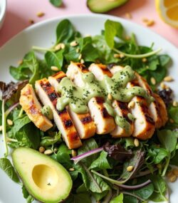 Rețetă Paleo piept de pui la grill cu salată verde și dressing de avocado