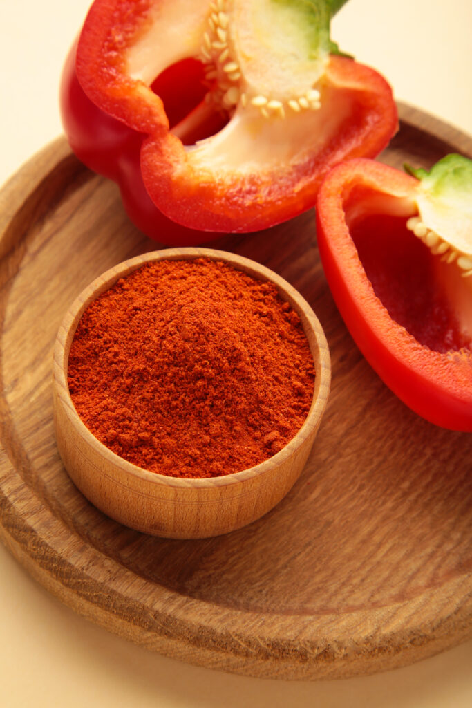 bol mic de lemn cu pulbere de paprika