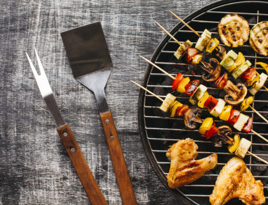 Imagine de sus cu un gratar sanatos: frigarui cu legume si carne de pui