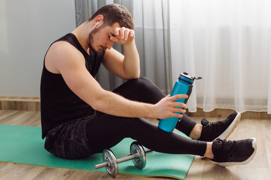 Tanar care face sport lipsit de energie, risc in dieta de slabit militara