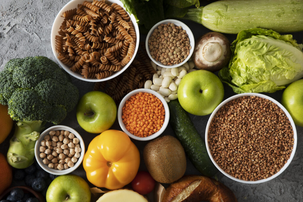 Imagine de aproape cu legume, fructe și cereale integrale