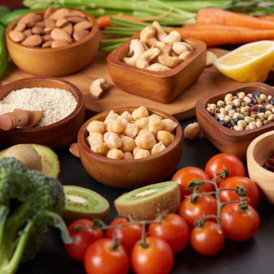Imagine de aproape cu surse alimente cu mangan: nuci și semințe, legume cu frunze verzi