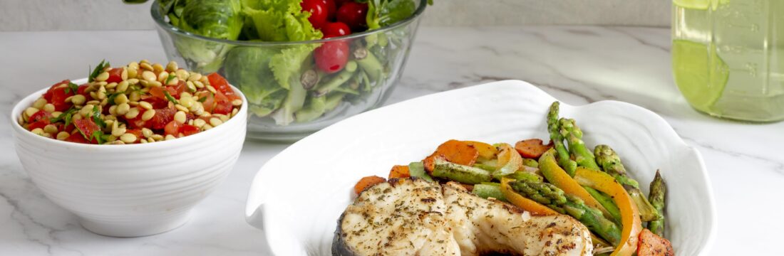 fel de mancare sanatos cu peste si legume pe masa