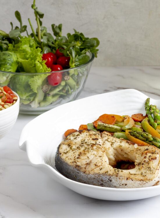 fel de mancare sanatos cu peste si legume pe masa