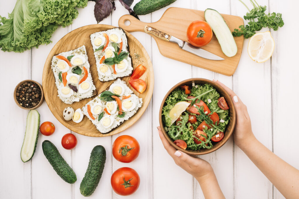 Imagine de sus cu alimente sanatoase, bogate în vitamine și minerale, inclusiv vitamina b1, cunoscută pentru impactul pozitiv în dieta de slăbire.