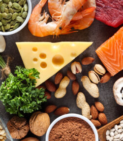 Mâncăruri delicioase cu un conținut mare de zinc aranjate pe o masă