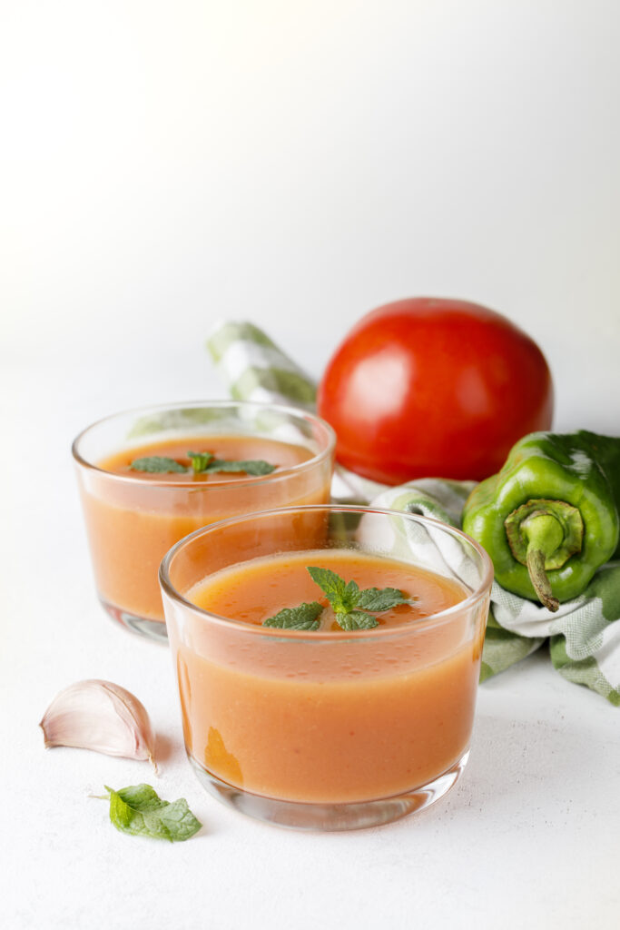 boluri mici si transparente cu gazpacho cu roșii