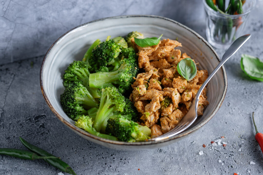Rețetă Piept de Curcan cu Broccoli și Sos de Iaurt