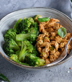 Rețetă Piept de Curcan cu Broccoli și Sos de Iaurt