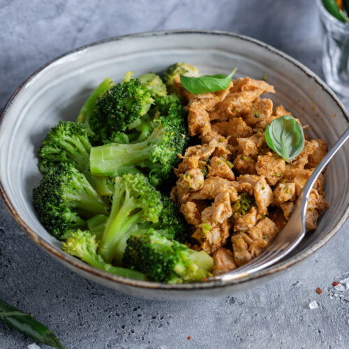 Rețetă Piept de Curcan cu Broccoli și Sos de Iaurt