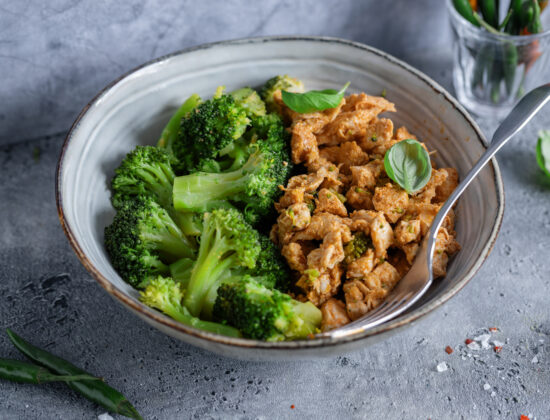 Rețetă Piept de Curcan cu Broccoli și Sos de Iaurt