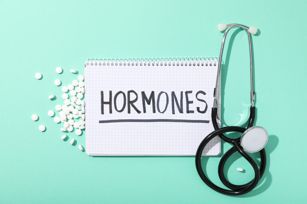 imagine reprezentativa cu tratament pentru hormoni, pastile, stetoscop, pe fundal verde