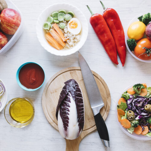 Imagine de sus cu alimente proaspete si sanatoase, potrivite pentru o dieta antiinflamatorie
