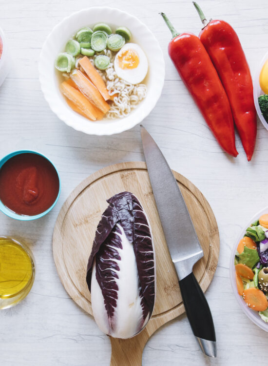 Imagine de sus cu alimente proaspete si sanatoase, potrivite pentru o dieta antiinflamatorie