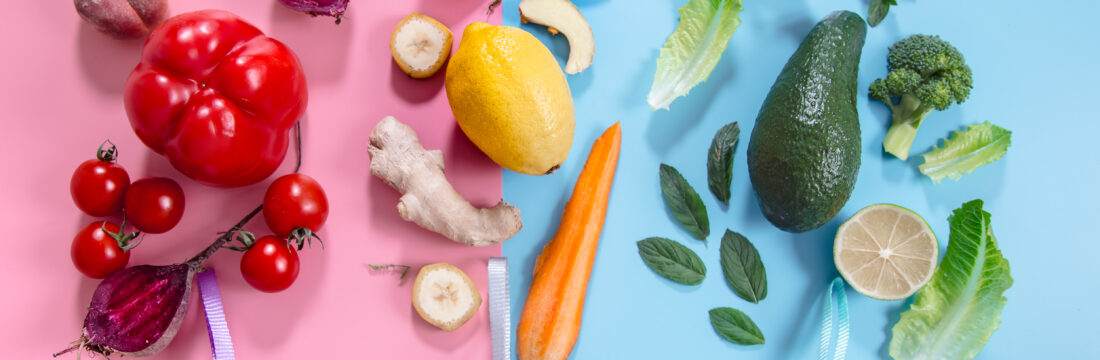 3 sticle cu smoothies de fructe și legume, potrivite pentru dieta detox