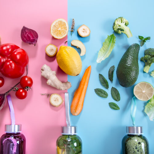 3 sticle cu smoothies de fructe și legume, potrivite pentru dieta detox