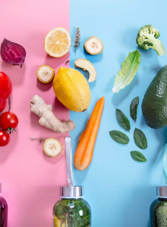 3 sticle cu smoothies de fructe și legume, potrivite pentru dieta detox