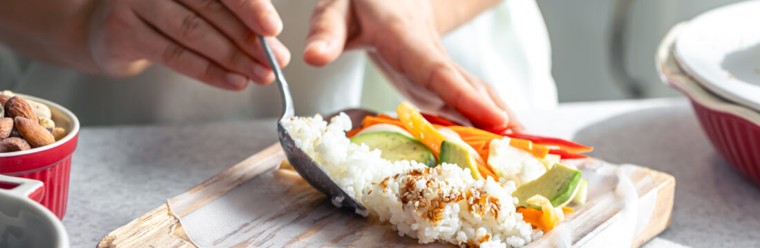 Mâna unei femei tinere care pregătește un preparat specific in dieta japoneza
