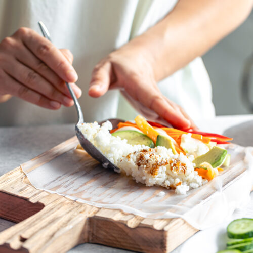 Mâna unei femei tinere care pregătește un preparat specific in dieta japoneza