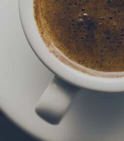 Imagine de aproape cu cafea intr-o ceasca albă