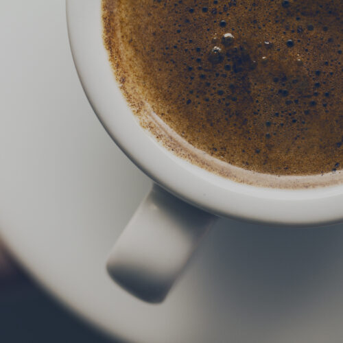 Imagine de aproape cu cafea intr-o ceasca albă