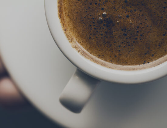 Imagine de aproape cu cafea intr-o ceasca albă