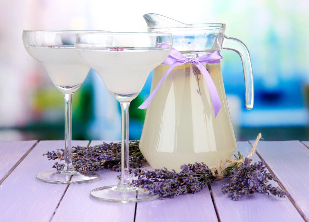 Bautura cu soc si lavanda facuta acasa