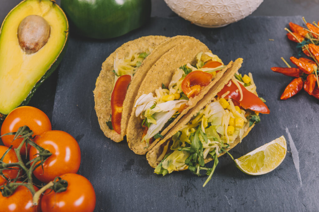 tacos mexican cu cu pui, avocado si rosii
