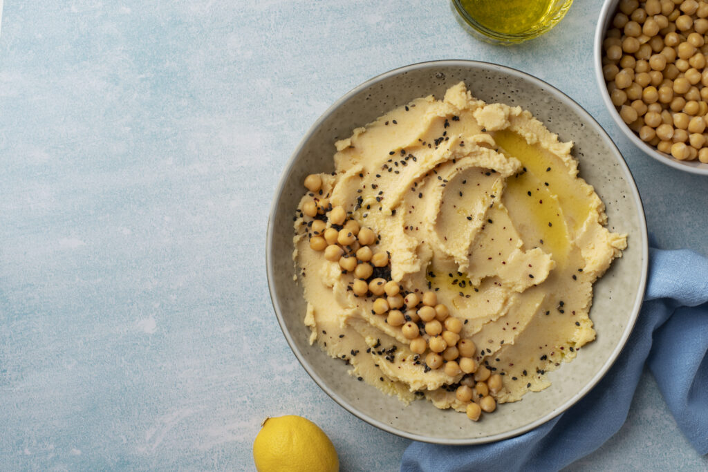 Imagine de sus cu hummus, preparat din naut, aliment potrivit in dieta indiana