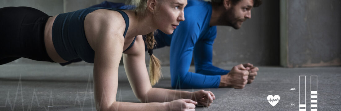 un cuplu sta in plank, imbracati sport, in sala de fitness