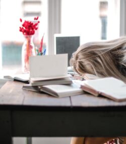 Persoană fără energie dormind cu capul pe birou