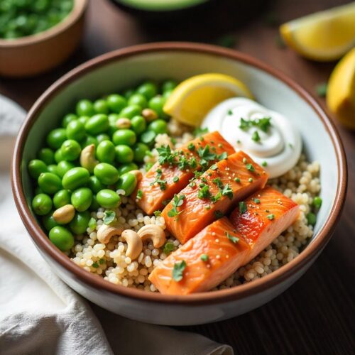 Rețeta hipocalorica bol de somon cu quinoa, edamame și sos de iaurt