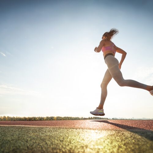 o femeie atletica care alearga afara