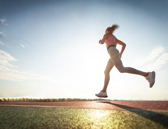 o femeie atletica care alearga afara